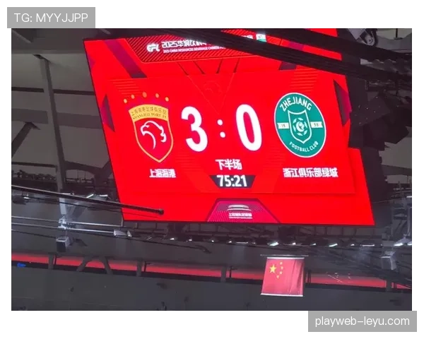 上海海港新赛季首战大胜，球迷热情高涨点燃赛场