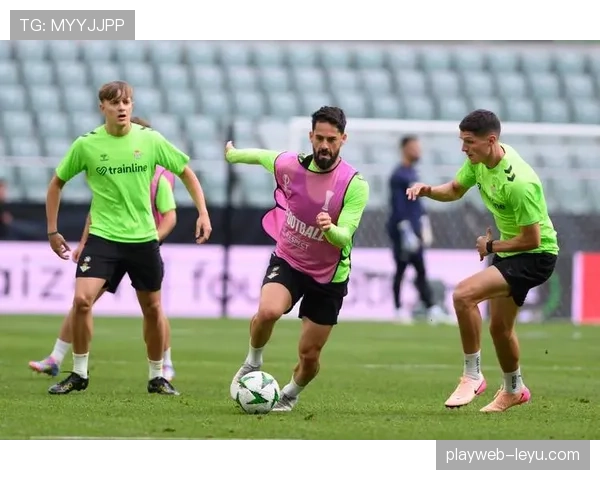 Osimhen在欧冠小组赛中表现稳健,助球队冲击淘汰赛前景积极 Osimhen在欧冠小组赛中表现稳健,助球队冲击淘汰赛前景积极