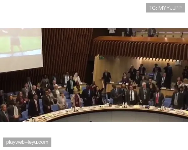 Osimhen训练中展现积极状态,互动瞬间彰显团队融入