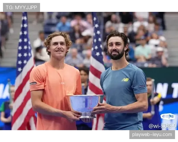 乔丹·汤普森这生活太疯狂了，晚上豪车聚会白天训练像打怪